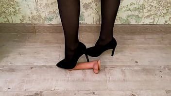 Reproducir Julia aplasta tu polla con sus tacones