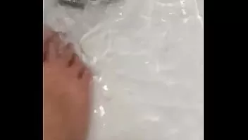 play Ich ziehe meine Nylons aus und dusche