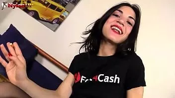 Redare Uimitoarea pornostar Magena yama se distrează de minune cu vibratorul ei. mai întâi îi dă un footjob, apoi îl călărește și pune totul în păsărică. ea își păstrează ciorapii tot timpul, astfel încât fetișul picioarelor tale din nailon să fie complet mulțumit