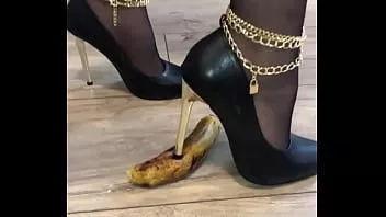 Play I put on my high heels and crush a banana in them