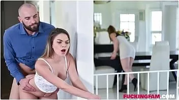 Afspelen Athena faris haar footjob naar stiefvader onder de tafel