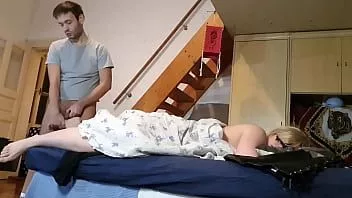تشغيل ربيب المنحرف يستمني على قدمي والدته سرا