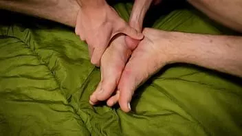 Reproduzir Fodendo e esfregando os pés para satisfazer meu pau com tesão! depois de massagear meus pés e esfregar meu pau quente em meus pés frios, eu finalmente chego ao meu clímax orgástico e esguicho esperma em todos os meus dedos dos pés e pés!