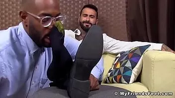 Reproducir Gay negro adora los pies de sus amigos mientras se masturba la polla