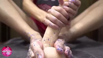 تشغيل فتاة تلعب مع التألق و footjob دسار كبيرة - صنم القدم