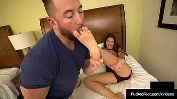 Reproducir ¡El corazón de kendra, follando con los pies, envuelve arcos altos en una polla dura!