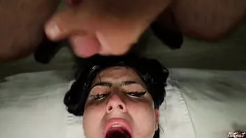Reproduzir Kaitlyn katsaros encontra-se com pés de cabra em avisos da cidade de Nova York passando por seus convites para sala para boquete extremamente desleixado, footjob e enorme facial