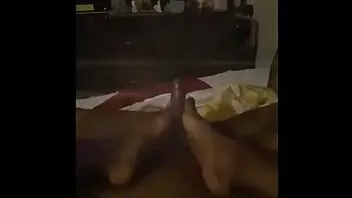 Reproducir Su única regla es solo balancear la cabeza descalza.