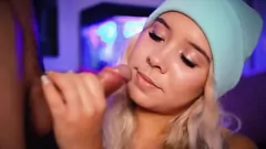 Redare Latina blondă sexy tachinează cu un footjob