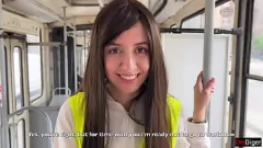 Reproduzir Encontro POV de mudança de vida do condutor de ônibus moreno