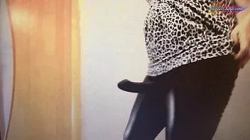 再生 野生の女性のストラップオンプレイと足コキのクローズアップ