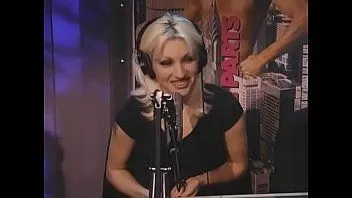 Oynat 20 yaşındaki Howard sert bir handjob verir ve masanın altında ayak parmaklarını yalıyor